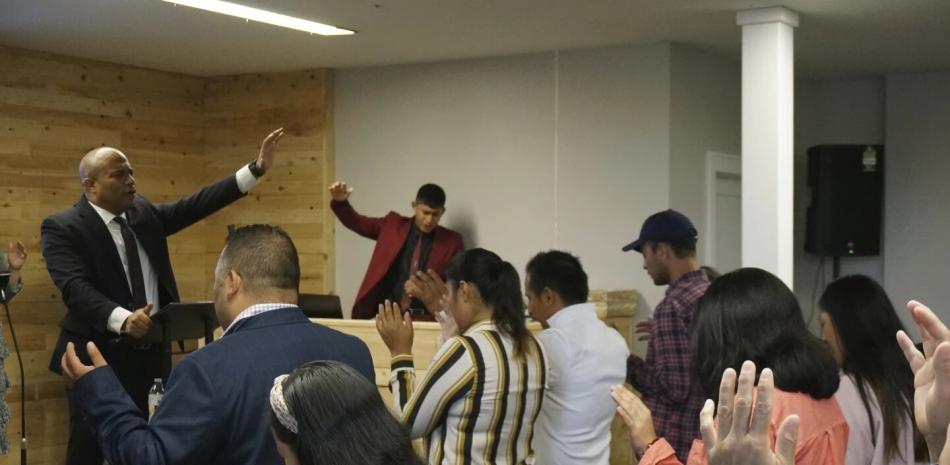 El reverendo Gustavo Castillo canta y Alaba a los miembros de su congregación en la iglesia pentecostal Unida Latinoamericana