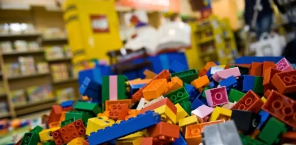 Lego quería eliminar por completo el plástico para 2030. En su lugar, se limitará a incorporar al insustituible ABS más materiales de origen biológico o reciclados.
