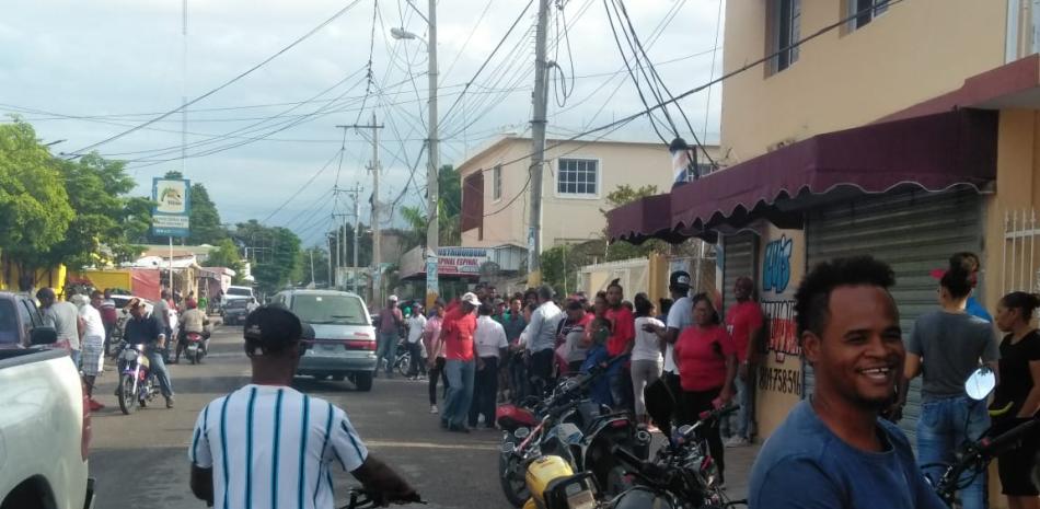 Así lucen los alrededores de un centro de votación en Pedernales