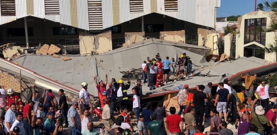 Esta imagen publicada por Protección Civil de Tamaulipas muestra a rescatistas y miembros de Protección Civil trabajando para rescatar a personas que quedaron atrapadas después del colapso del techo de una iglesia en Ciudad Madero, estado de Tamaulipas, México, el 1 de octubre de 2023.