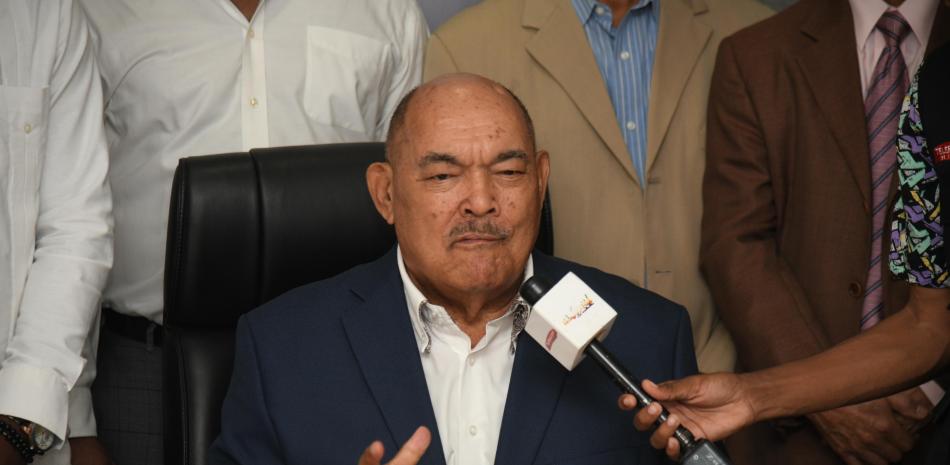 El dirigente del Partido Revolucionario Moderno (PRM), Ramón Alburquerque en una rueda de prensa, este lunes.