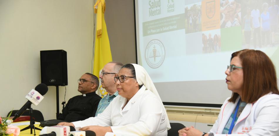 Sor Trinidad Ayala (centro) instó a humanizar el trato a los pacientes.