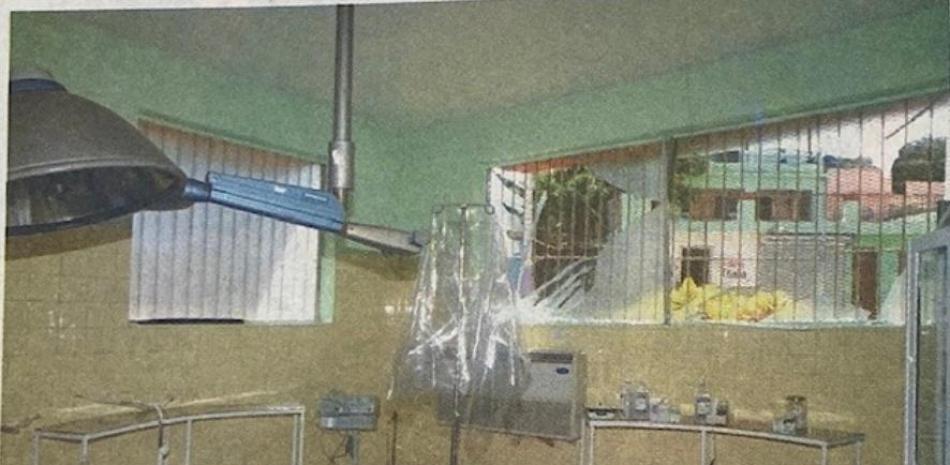 Estado en que quedó un área del hospital Juan Pablo Pina, de San Cristóbal, por la explosión.
