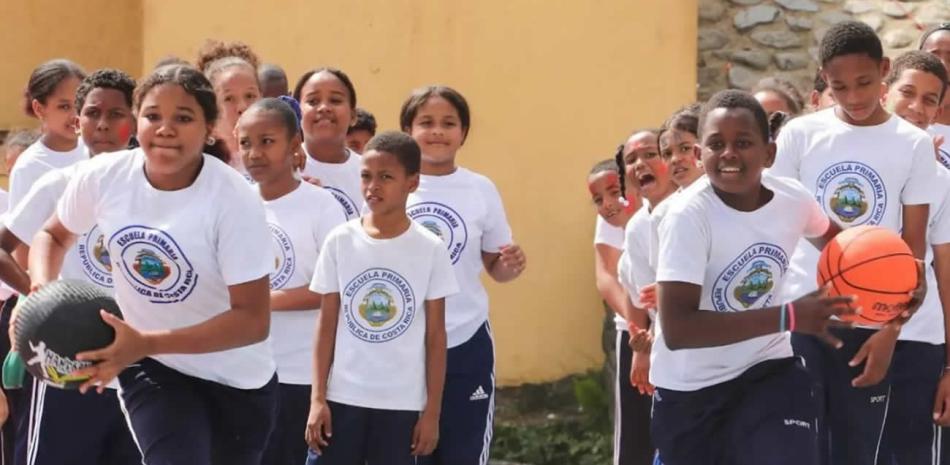 Niños practican deporte en una institución escolar.