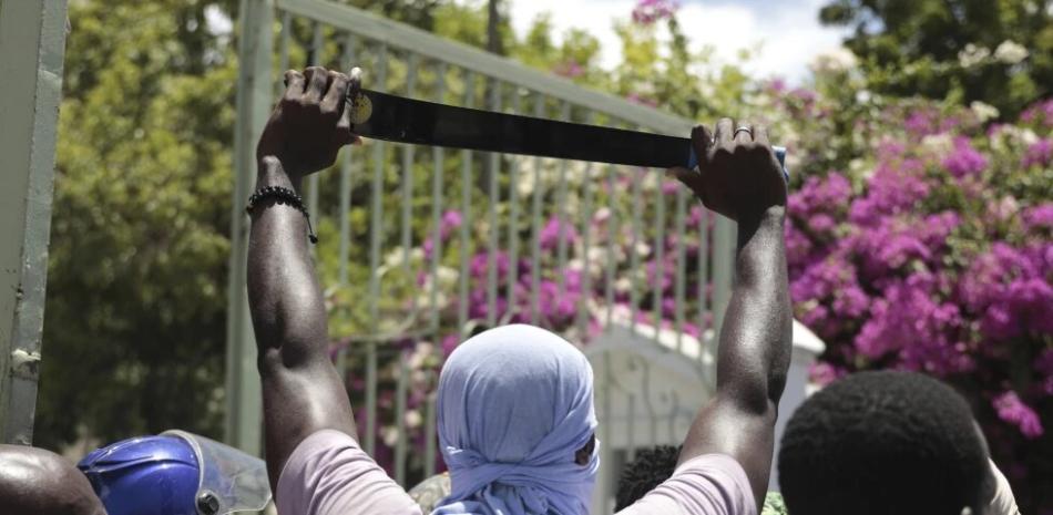 Un manifestante sostiene un machete como símbolo de autodefensa contra las pandillas, durante una protesta contra la violencia de las pandillas en Puerto Príncipe, Haití, el viernes 25 de agosto de 2023.