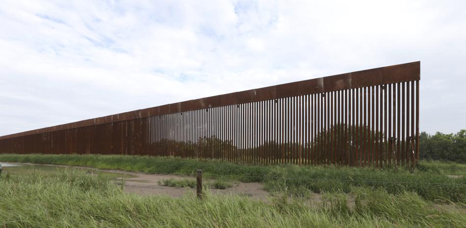 En esta imagen del 14 de julio de 2021 se ve un tramo del muro fronterizo cerca de La Grulla, Texas.