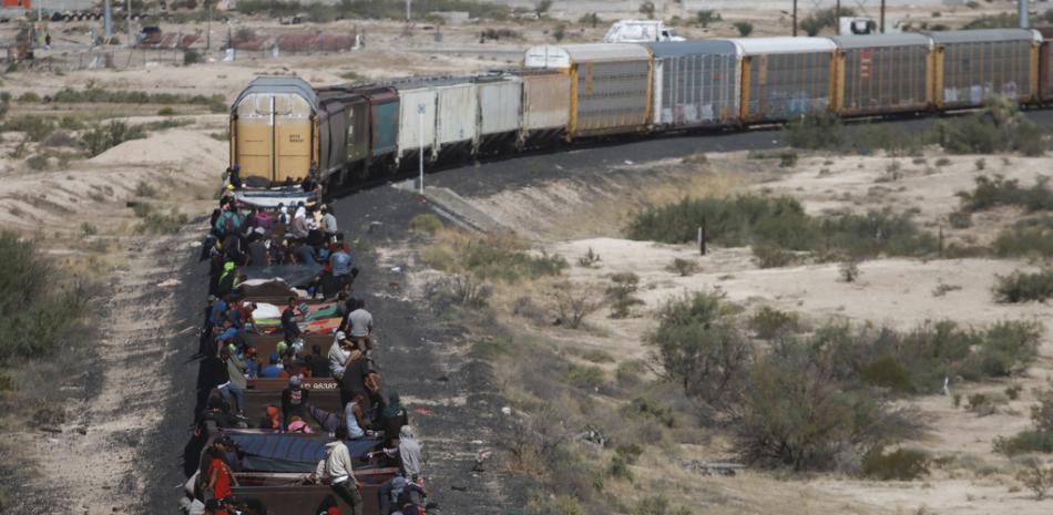 Migrantes viajan en un tren de carga y llegan a Ciudad Juárez, México