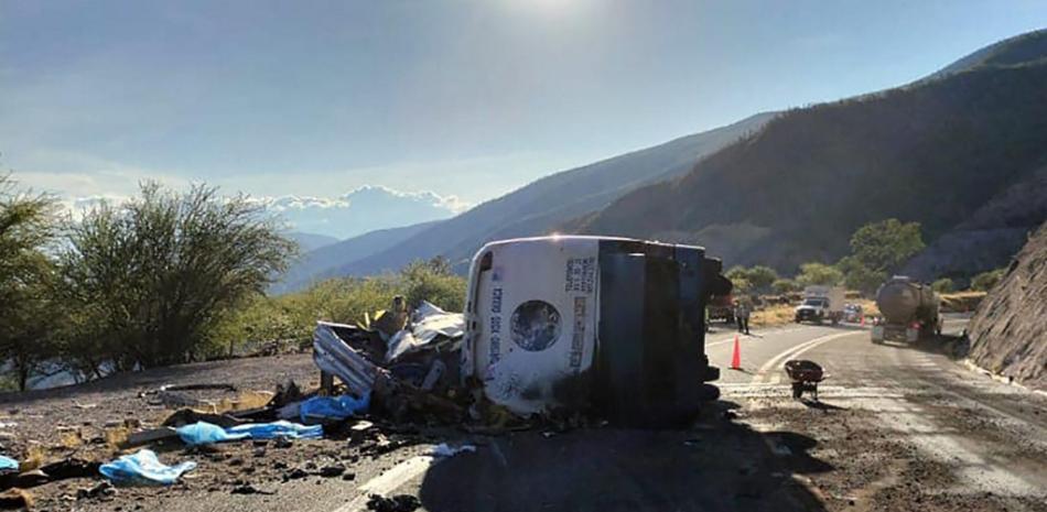 Imagen publicada por la Protección Civil de México tomada en el lugar de un accidente de autobús en el que murieron al menos 18 migrantes, en Cuacnopalan, estado de Oaxaca, México, el 6 de octubre de 2023.