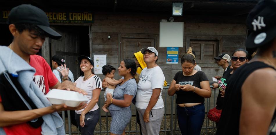 Migrantes venezolanos aparecen en la foto durante su estancia en la Estación de Recepción de Migrantes en Lajas Blancas, provincia de Darién, Panamá.