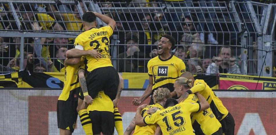 Jugadores del Borussia festejan luego de anotar un gol en el choque en que le ganaron al Union Berlin.