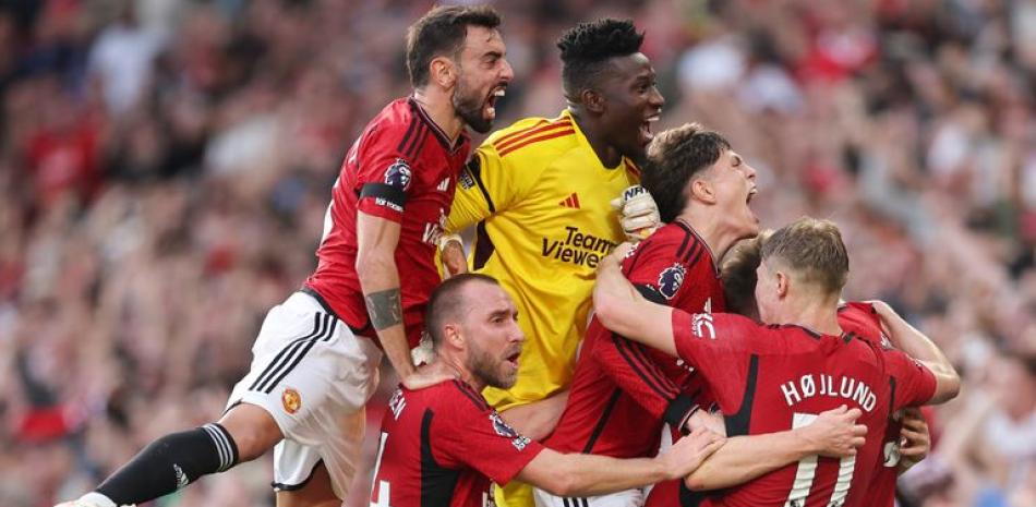 Jugadores del Mancheterf United celebran uno de los goles marcados en la victoria del club.