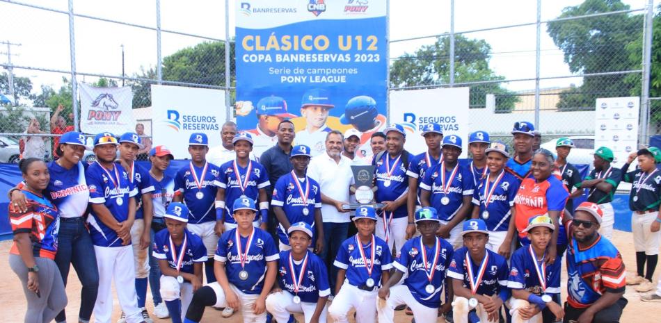 Junior Noboa, Comisionado Nacional de Béisbol al momento de premiar a los Constituyentes, equipo que se proclamó campeón del Clásico U 12