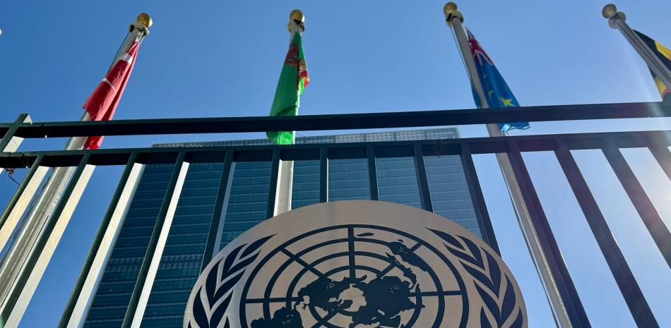 El logotipo de las Naciones Unidas se ve en la sede de la ONU en Nueva York.