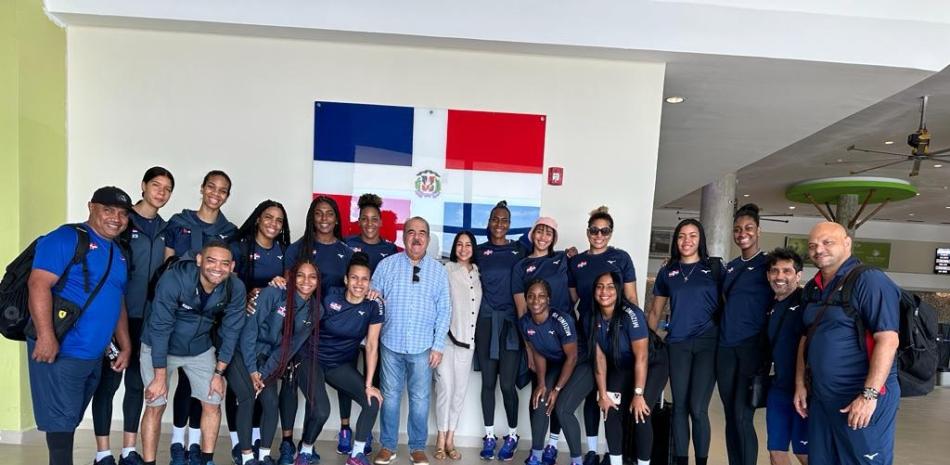 El equipo nacional de voleibol femenino partió este martes hacia Brasil.