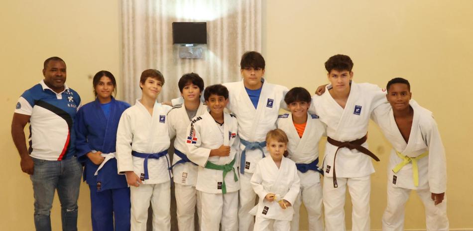 Parte de los niños del Club Naco que verán acción en la Copa Internacional Judo Naco. Figura su entrenador, Juan Carlos Jacinto.