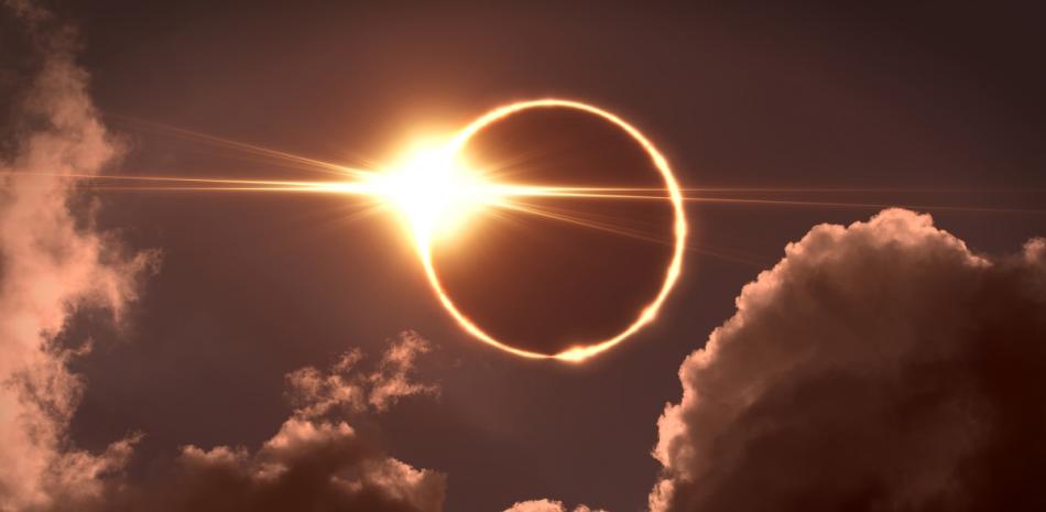 Este fenómeno se produce cuando la Luna pasa entre el Sol y la Tierra, bloqueando la luz del Sol y proyectando una sombra sobre la Tierra.