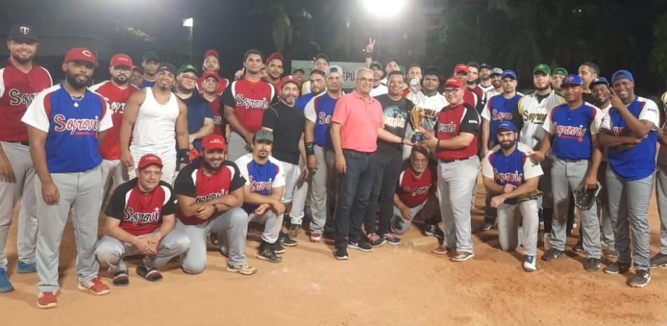 Bienvenido Pimentel, presidente de la liga Soprovis, y jugadores del conjunto reciben el trofeo de campeón del torneo 71 Aniversario de la Liga Centro, versión 2023.