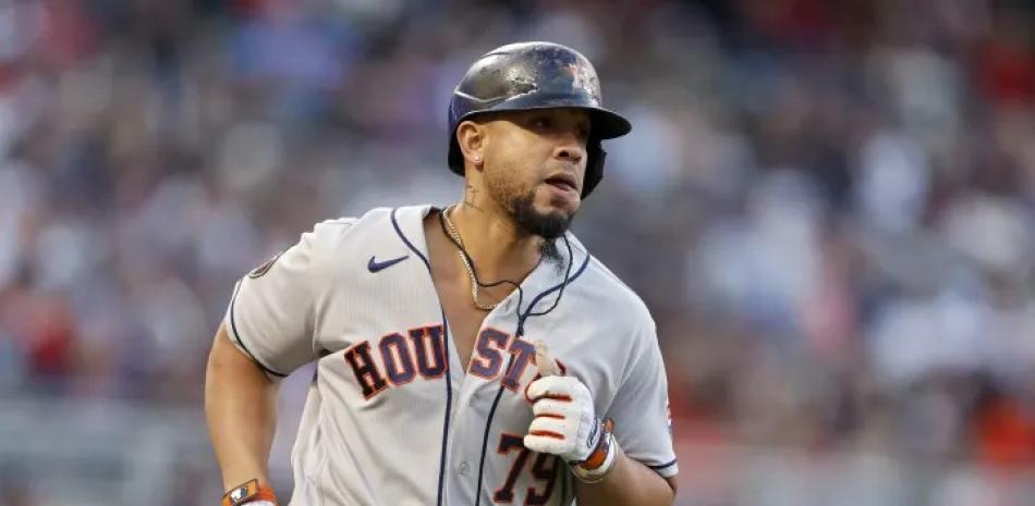 José Abreu recorre las bases tras disparar un vuelacercas en la victoria de los Astros.