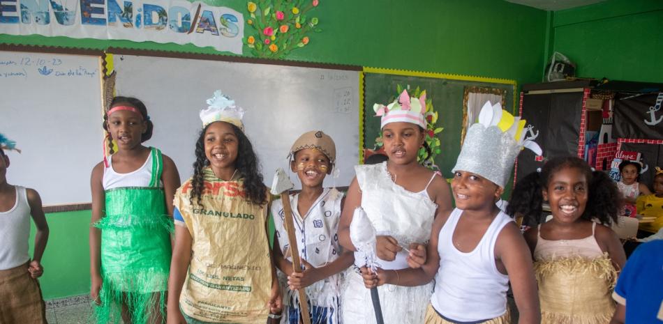 Los alumnos acudieron a algunos centros escolares vestidos con atuendos alegóricos al encuentro de los europeos con los indígenas.