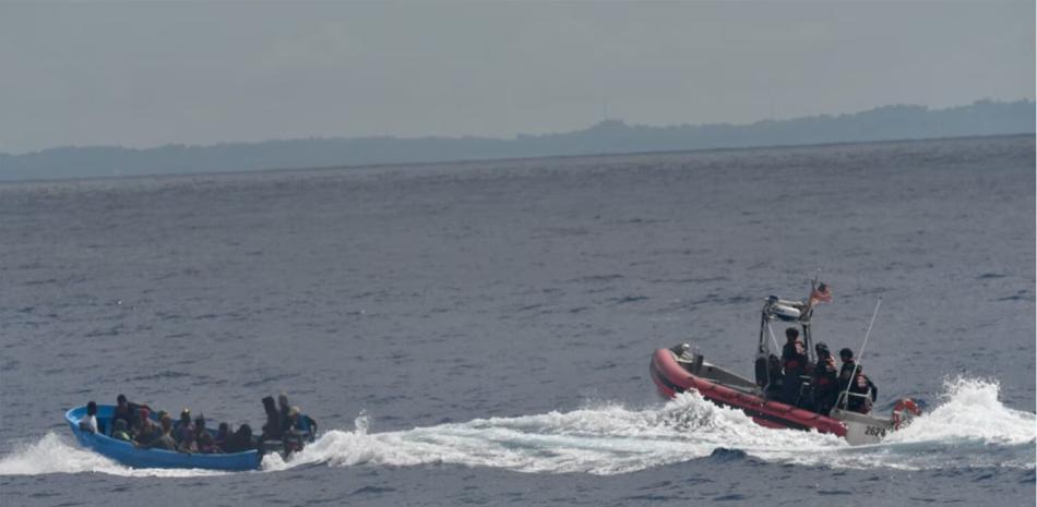 Imágenes de la Guardia Costera cuando interceptaron embarcación