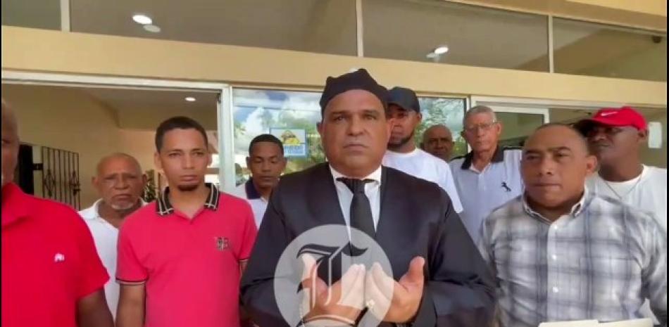 El diputado de la provincia Sánchez Ramírez por el Partido Revolucionario Moderno (PRM), Sadoky Duarte, compareció hoy, al Palacio de Justicia de Cotuí, como abogado defensor de los jóvenes acusados de rebeldía en un hecho del que el legislador fue condenado a tres meses de prisión suspendida, por ultraje y violencia contra la autoridad pública.<br /><br />También le pude interesar estos videos:<br /><br />TORMENTA FRANKLIN INUNDA LA CAPITAL https://youtu.be/Pq11_6GJtgg<br /><br />VICEALMIRANTE AGUSTÍN ALBERTO MORILLO ASUME MANDO COMO NUEVO COMANDANTE DE LA ARMADA DOMINICANA https://youtu.be/mRcXUW4AyWc<br /><br />PLD DEFINE SUS CANDIDATOS A LAS ALCALDÍAS DEL DN, SDN, SAN CRISTÓBAL Y CABARETE https://youtu.be/mCoab9nVzMU<br /><br />LOS DOMINICANOS PODRÁN ENTRAR DE MANERA MÁS ÁGIL A ESTADOS UNIDOS, GRACIAS AL GLOBAL ENTRY https://www.youtube.com/watch?v=01ft8n1tGwM<br /><br />PRD, PLD Y FP ACUERDAN ALIANZAS EN TRES SENADURIAS, 6 ALCALDÍAS Y 150 DISTRITOS MUNICIPALES https://www.youtube.com/watch?v=gJc5ua4CTeQ<br /><br />Más noticias en https://listindiario.com/<br /><br />Suscríbete al canal  https://bit.ly/335qMys<br /><br />Síguenos<br />Twitter  https://twitter.com/ListinDiario <br /><br />Facebook  https://www.facebook.com/listindiario <br /><br />Instagram https://www.instagram.com/listindiario/