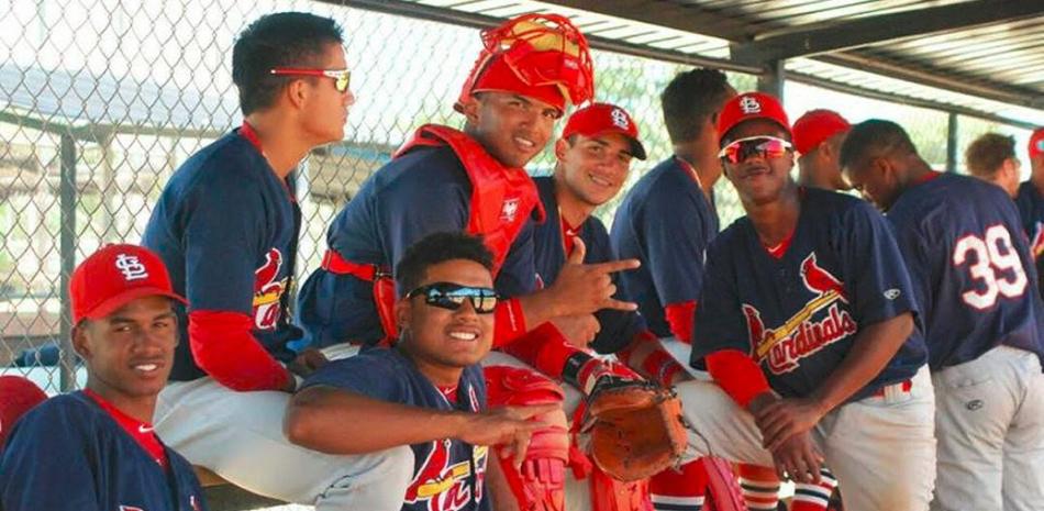 Jugadores de los Cardenales de San Luis accionan en uno de los partidos de la Dominican Summer League.