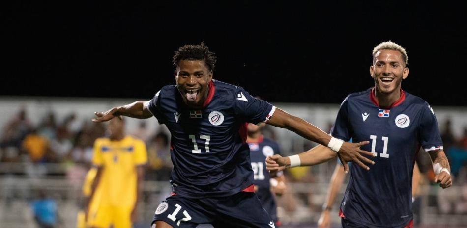 Un jugador del equipo dominicano celebra luego de marcar un gol en el choque que le ganaron a Barbados.