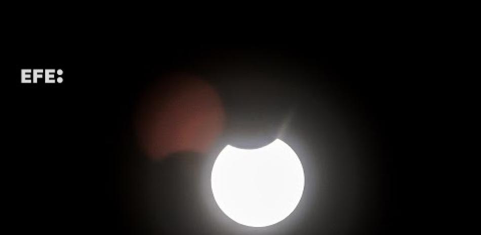Coclé (Panamá)- El sábado 14 de octubre será visible en gran parte del territorio panameño un eclipse solar, que tendrá una duración de unas 3 horas y 30 minutos, comenzando a las 11.25 de Panamá (16.25 GMT), con su punto máximo a las 13.12 horas (18.12 GMT)