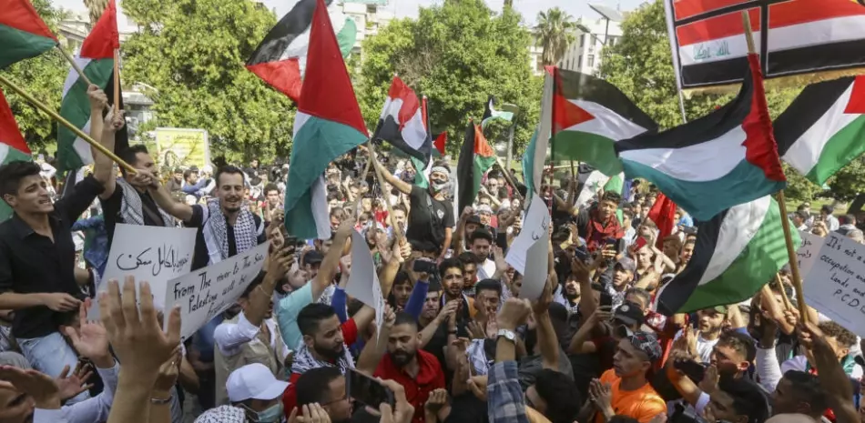 Manifestantes sirios cantan loas en apoyo a los palestinos tras el anuncio del bloqueo total de la Franja de Gaza por parte del ejército israelí. En Damasco, el 10 de octubre 2023.