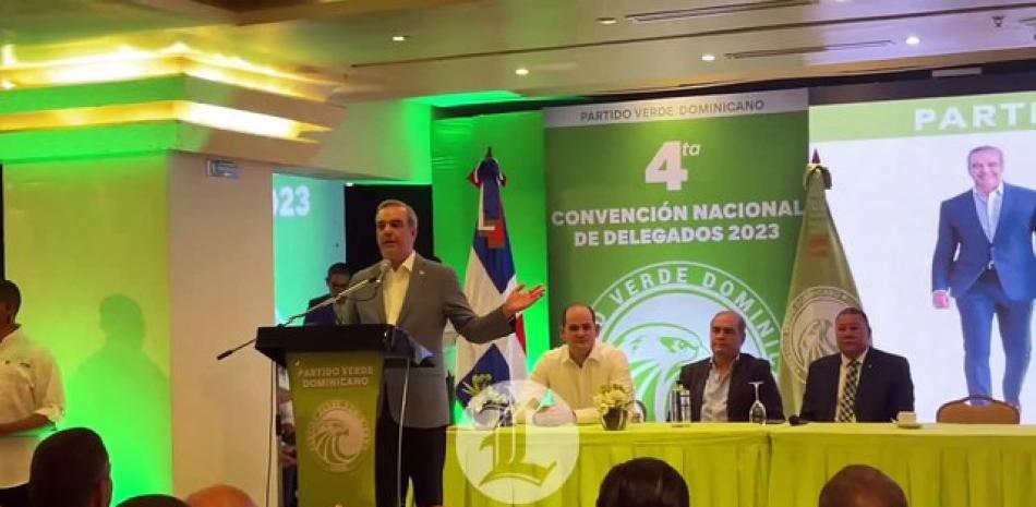 El presidente de la República, y cara en la boleta presidencial del Partido Revolucionario Moderno (PRM) para el año electoral 2024, Luis Abinader, fue proclamado este domingo por el Partido Verde Dominicano (Verde) como su también candidato presidencial.<br /><br />También le pude interesar estos videos:<br /><br />TORMENTA FRANKLIN INUNDA LA CAPITAL https://youtu.be/Pq11_6GJtgg<br /><br />VICEALMIRANTE AGUSTÍN ALBERTO MORILLO ASUME MANDO COMO NUEVO COMANDANTE DE LA ARMADA DOMINICANA https://youtu.be/mRcXUW4AyWc<br /><br />PLD DEFINE SUS CANDIDATOS A LAS ALCALDÍAS DEL DN, SDN, SAN CRISTÓBAL Y CABARETE https://youtu.be/mCoab9nVzMU<br /><br />LOS DOMINICANOS PODRÁN ENTRAR DE MANERA MÁS ÁGIL A ESTADOS UNIDOS, GRACIAS AL GLOBAL ENTRY https://www.youtube.com/watch?v=01ft8n1tGwM<br /><br />PRD, PLD Y FP ACUERDAN ALIANZAS EN TRES SENADURIAS, 6 ALCALDÍAS Y 150 DISTRITOS MUNICIPALES https://www.youtube.com/watch?v=gJc5ua4CTeQ<br /><br />Más noticias en https://listindiario.com/<br /><br />Suscríbete al canal  https://bit.ly/335qMys<br /><br />Síguenos<br />Twitter  https://twitter.com/ListinDiario <br /><br />Facebook  https://www.facebook.com/listindiario <br /><br />Instagram https://www.instagram.com/listindiario/