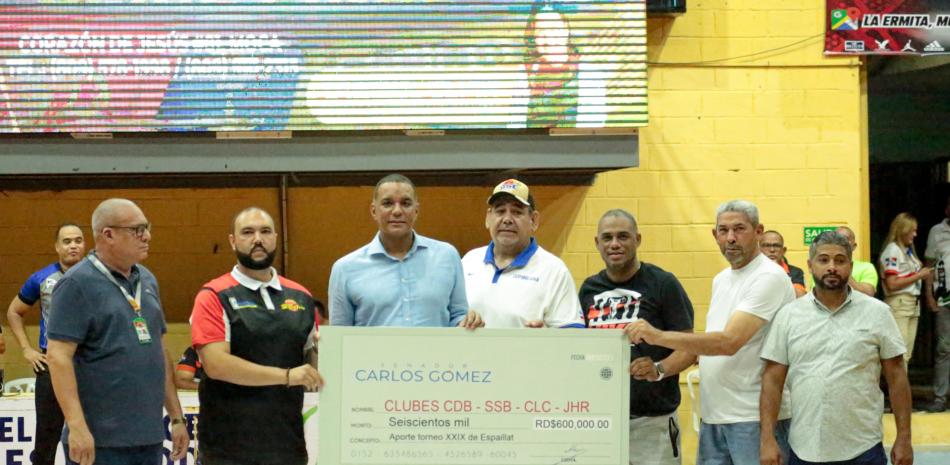 El senador Carlos entrega una réplica del cheque por valor 600 mil pesos a los clubes que participan en el torneo y ASOBAE.