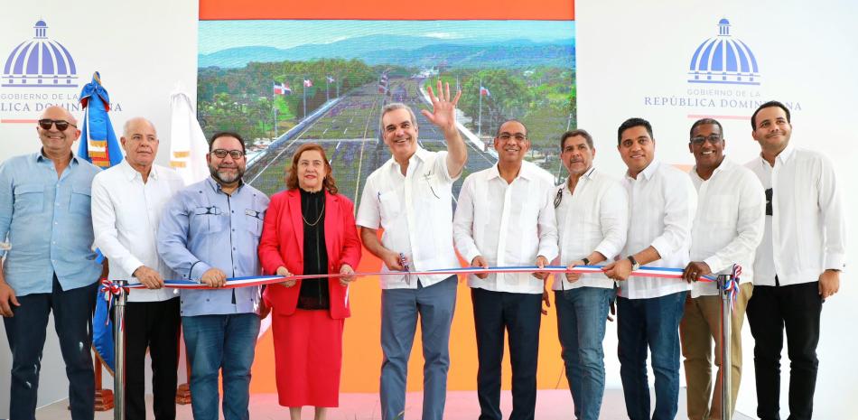 El presidente Luis Abinader corta la cinta para dejar inaugurado el puente de Pontón, que ahora dispone de seis carriles.