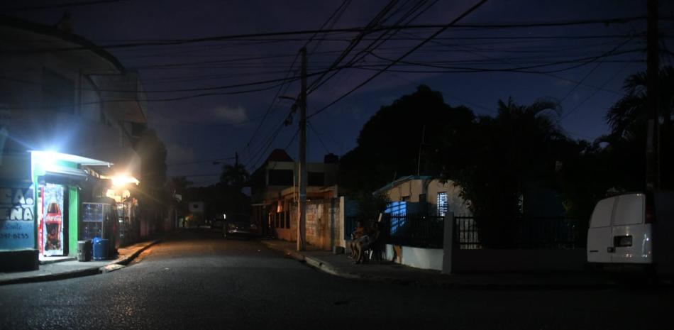 Calle del sector Villa Carmen en Santo Domingo Este, donde no cesan las interrupciones en el servicio de la electricidad.