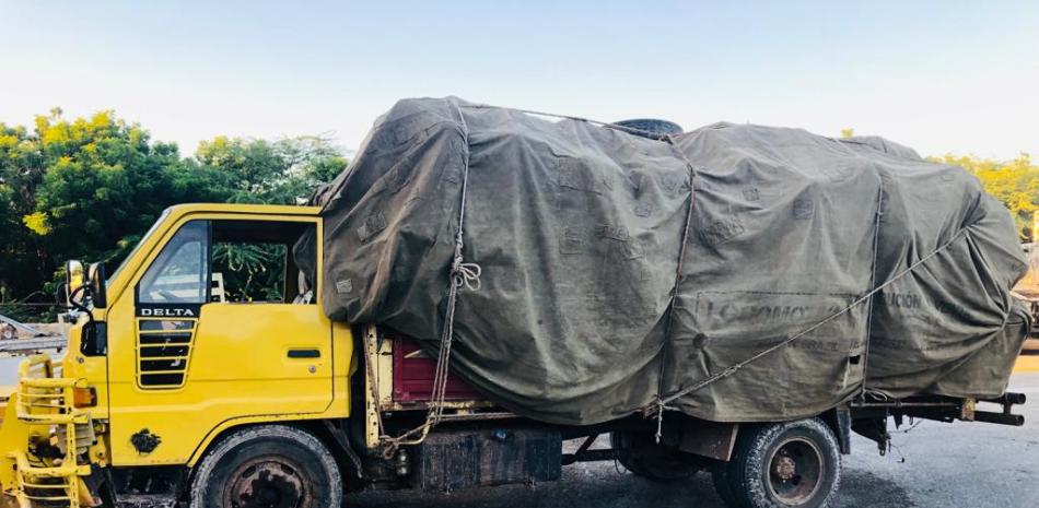 Incautan 90 sacos de coco a vendedor que negociaba con haitiano para trasladarlos a Haití