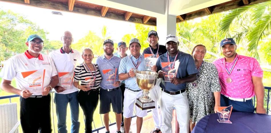 Grupo de ganadores de la temporada 2023 de la Asociación de Golf de La Romana (ASOGLAR), la cual celebró su parada final el sábado pasado en The Links en Casa de Campo