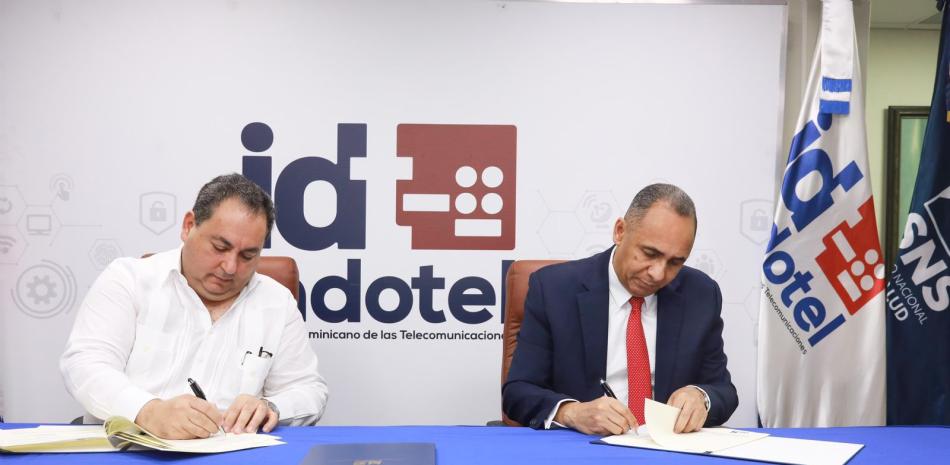 Nelson Arroyo y Mario Lama firmaron el acuerdo en representación del Indotel y el SNS.