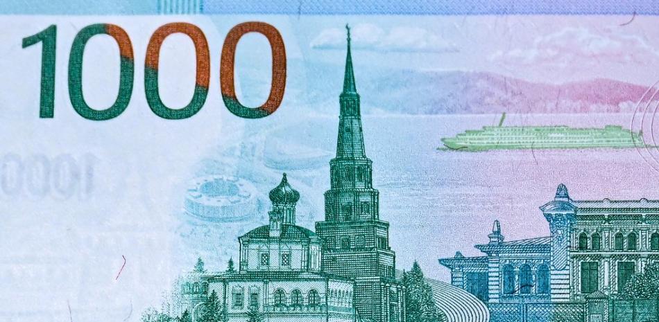 El billete de 1.000 rublos  no ha tenido amplia circulación. Foto Natalia KOLESNIKOVA / AFP)