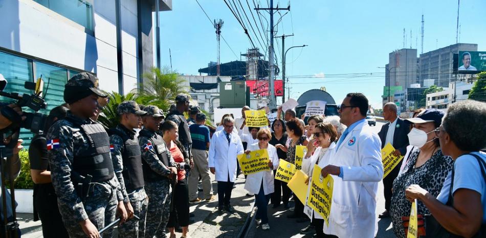 Miembros de la Asociación de Médicos Pensionados, Jubilados y en Edad de Retiro protestan frente a la de la Dirección General de Jubilaciones y Pensiones (DGJP).