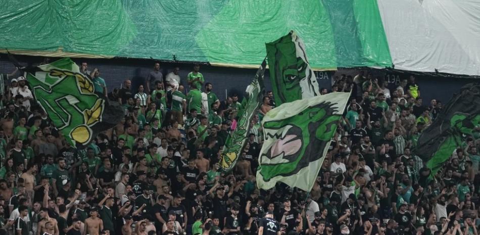 Aficionados del Maccabi Haifa celebran antes del encuentro de la Europa League ante el Panathinaikos en Haifa, Israel el cinco de octubre del 2023.