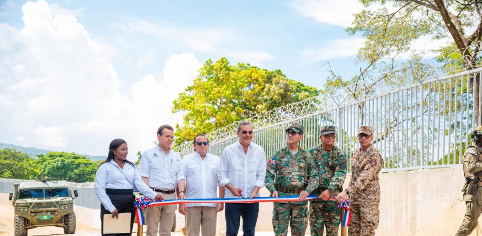 El presidente Luis Abinader inaugura verja junto a funcionarios civiles y militares.