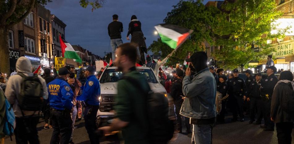 Manifestantes se manifiestan en apoyo de los palestinos en Gaza a lo largo de Steinway Street el 18 de octubre de 2023 en el barrio Astoria del distrito Queens de la ciudad de Nueva York.