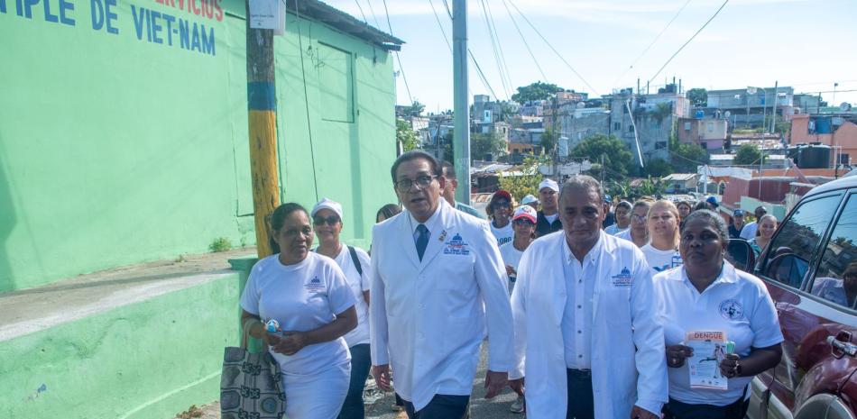 El ministro de Salud, Daniel Rivera, encabezó ayer la jornada de fumigación y orientación contra el mosquito del dengue en el sector Los Mina.
