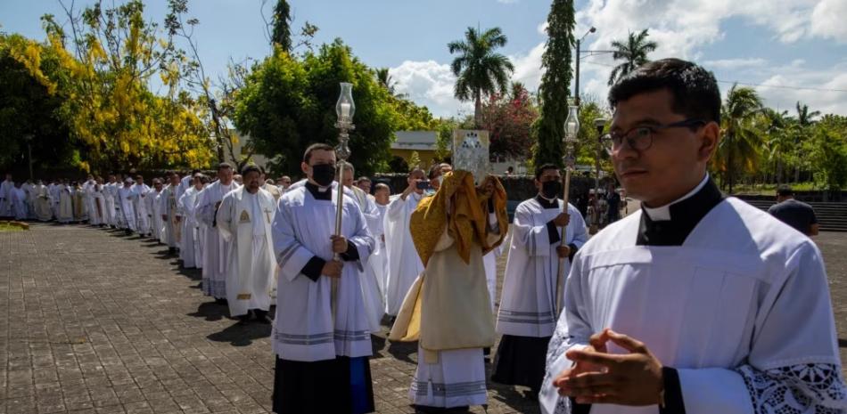 Doce sacerdotes críticos del gobierno de Nicaragua, procesados por distintos cargos, fueron excarcelados y enviados a Roma.