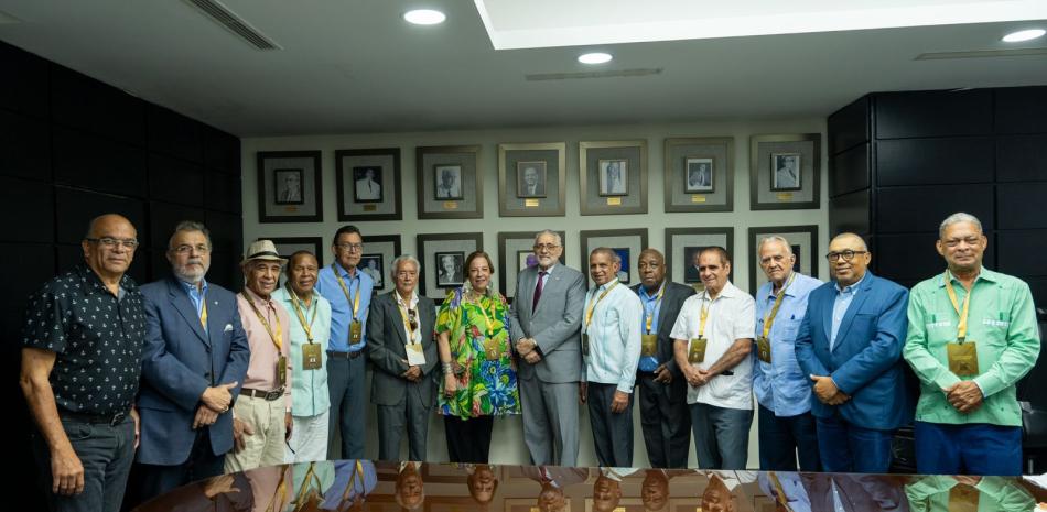 Vitelio Mejía, presidente d ela Liga Dominicana de Béisbol, encabezó el encuentro con cronistas deportivos de larga trayectoria en el periodismo