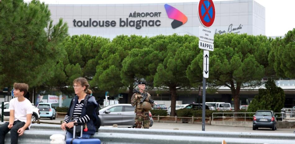 Un soldado francés patrulla en el aeropuerto de Toulouse-Blagnac en Blagnac, suroeste de Francia, el 18 de octubre de 2023.