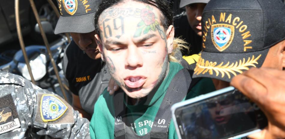 Tekashi al ser trasladado a la Fiscalía de La Vega