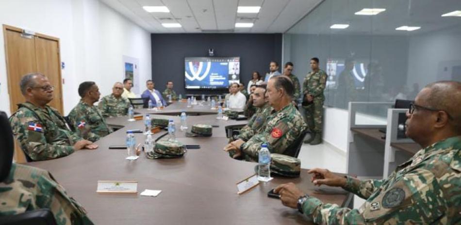 Alto mando de Fuerzas Armadas se reúne en C5i para evaluar estrategia de ciberseguridad