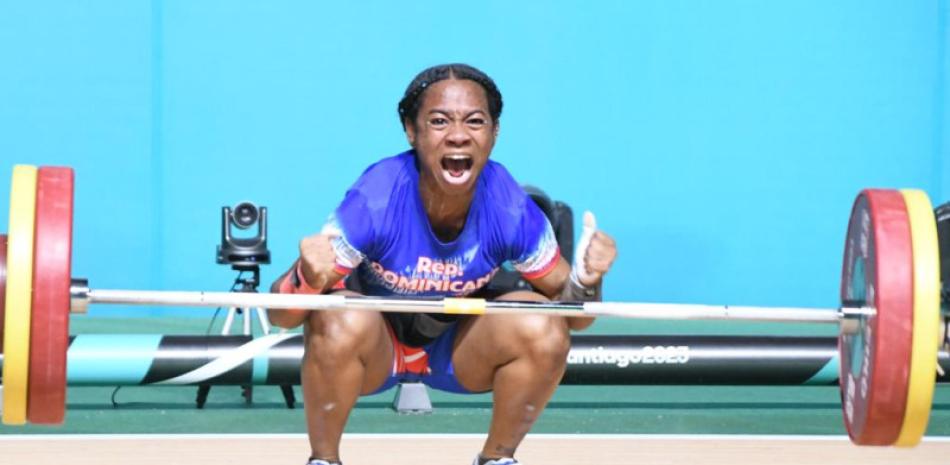 Dahiana Ortiz reacciona luego de alcanzar la medalla de oro en los 49 kilogramos en Halterofilia en los Juegos Panamericanos-