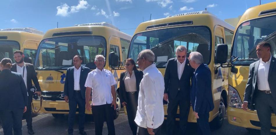 fFotografía muestra al presidente de la República Luis Abinader, junto a autoridades educativas, en el anuncio de la ampliación del programa de Transporte Escolar (TRAE).