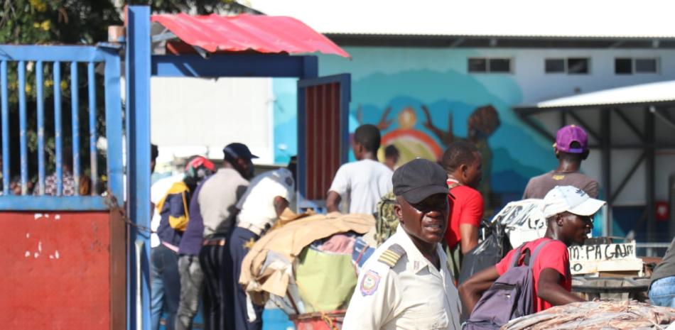 Haitianos comercializando en la frontera